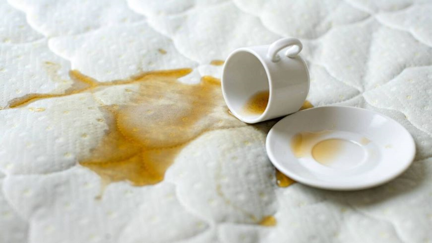 لکه‌ی قهوه را چگونه از روی تشک پاک کنیم؟ | خشکشویی اکتیو