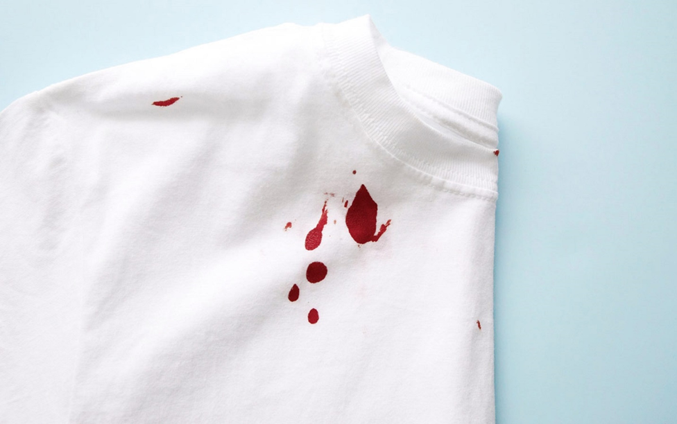 پاک کردن لکه خون از روی لباس سفید | اکتیو کلینرز خشکشویی آنلاین
