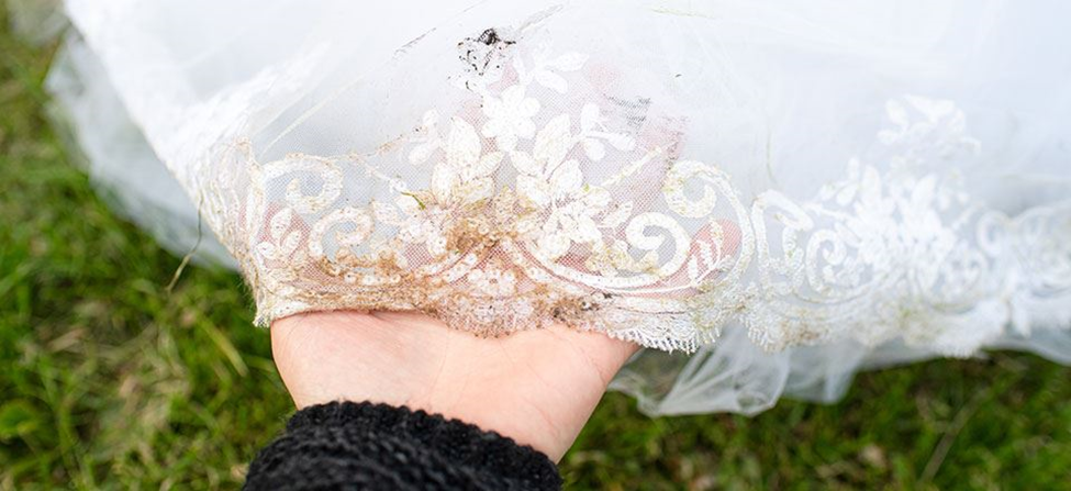 پاک کردن لکه از روی لباس عروس | خشکشویی آنلاین اکتیو کلینرز