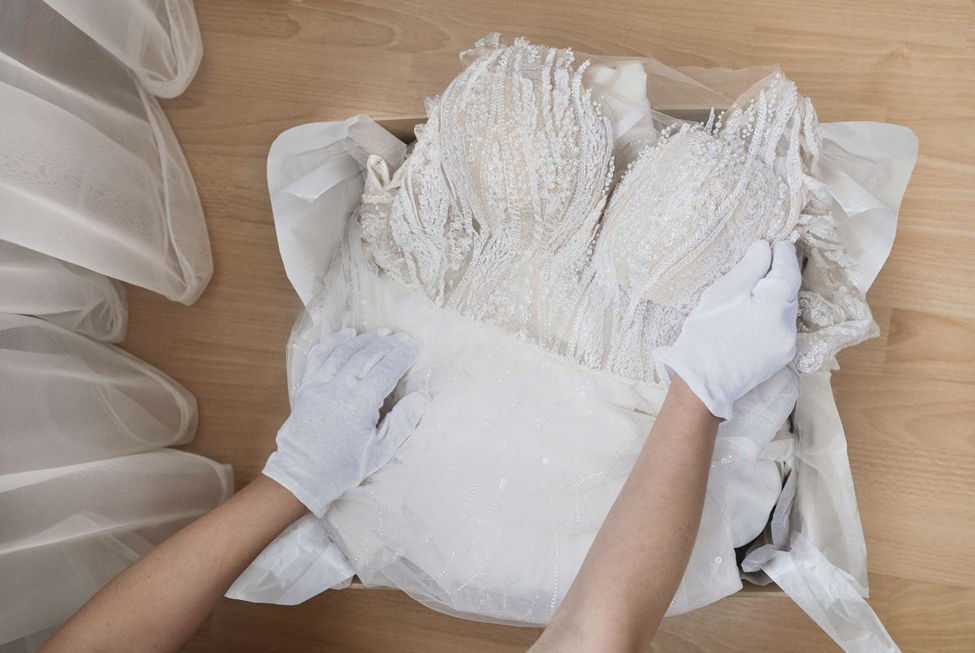 نحوه شستشو و خشکشویی لباس عروس | خشکشویی آنلاین اکتیو کلینرز