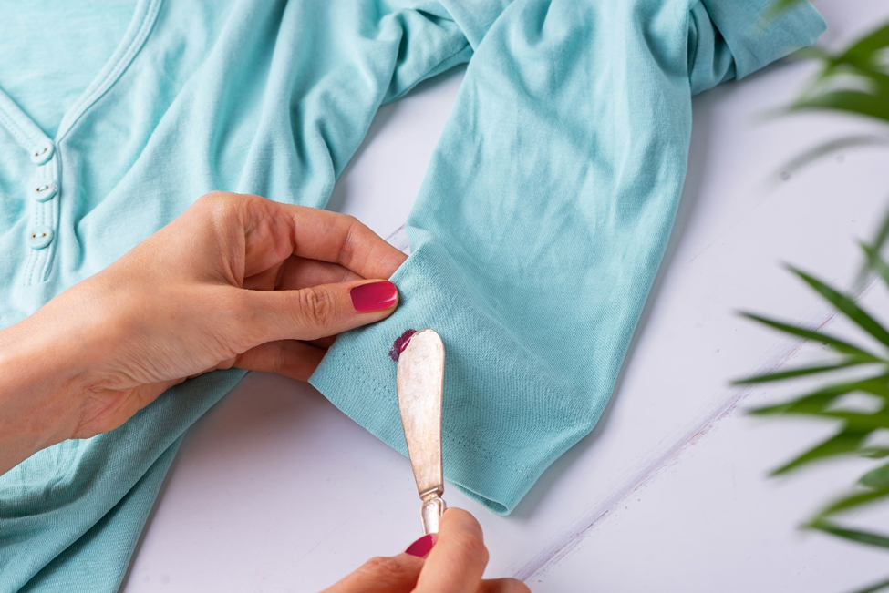 چگونه لاک ناخن را از لباس پاک کنیم؟ | اکتیو کلینرز