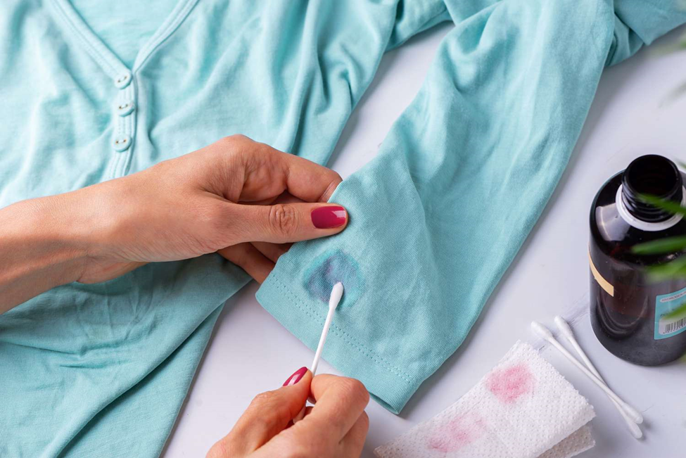 تمیز کردن لکه لاک از روی لباس | اکتیو کلینرز