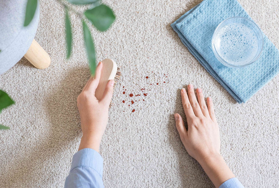 چطور لکه خون را از روی فرش پاک کنیم؟ | اکتیو کلینرز