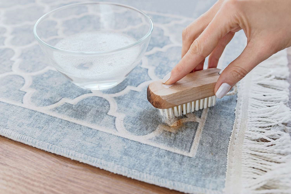 پاک کردن لکه‌های چربی از روی فرش | اکتیو کلینرز