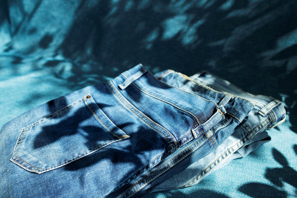 خشک کردن شلوار جین در نور خورشید | خشکشویی آنلاین اکتیو کلینرز