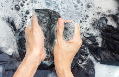 شوینده مناسب برای شستشوی لباس مشکی | اکتیو کلینرز