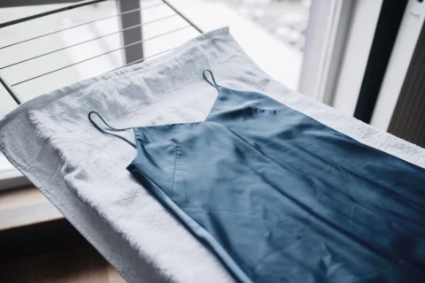 نحوه اتو کرده لباس ساتن | اکتیو کلینرز