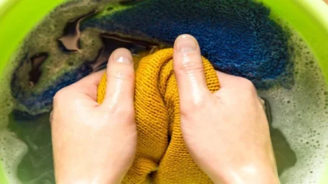 شستن لباس پشمی با دست